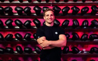 Een personal trainer gebruikt social media om klanten aan te trekken.