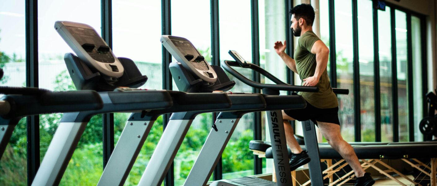 De Voordelen van Trainen in een Sportschool: Waarom het de Juiste Keuze is voor Jouw Fitnessreis